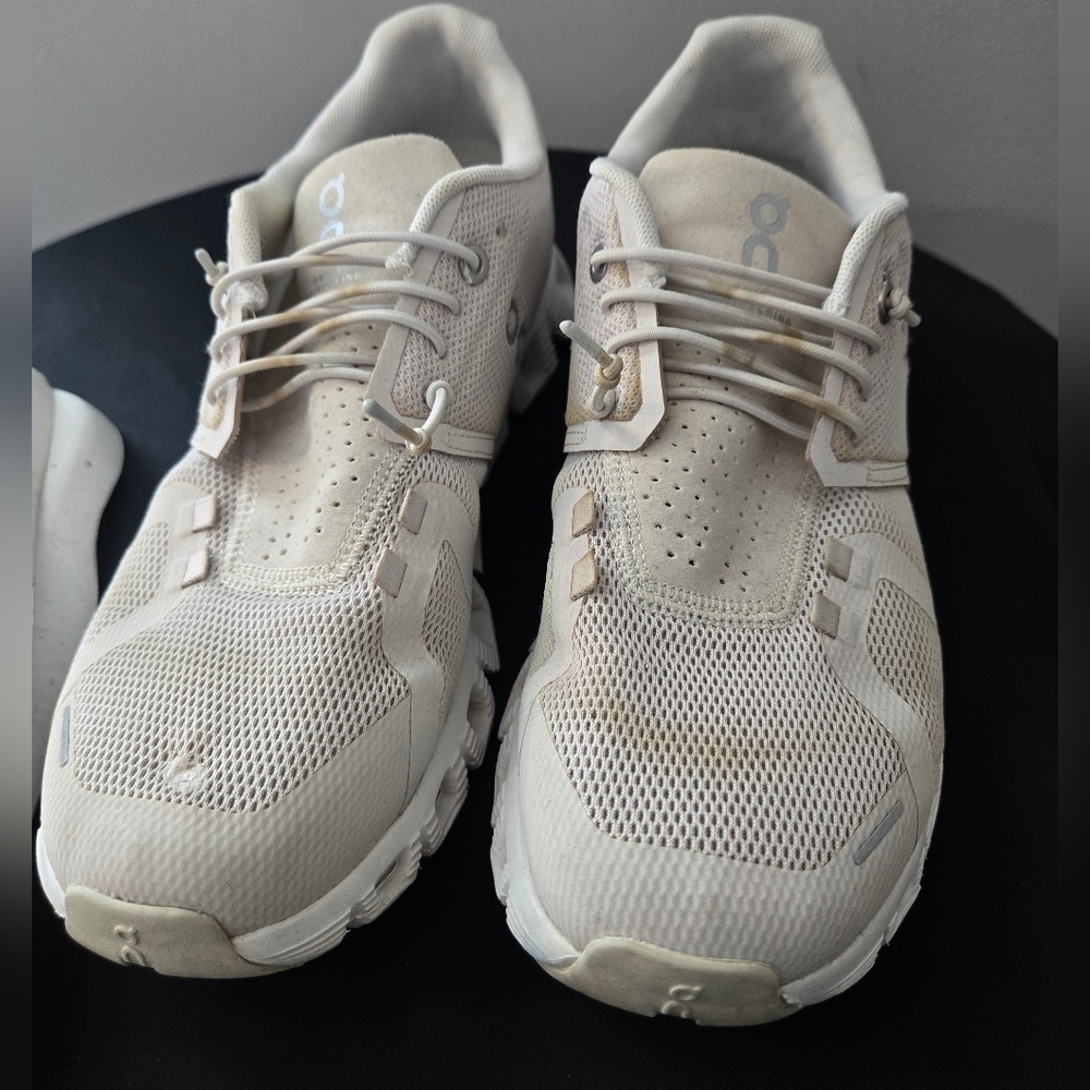 On  Cloud Running sneakers in women’s size 8.5 (EU 40) - Picture 3 of 7